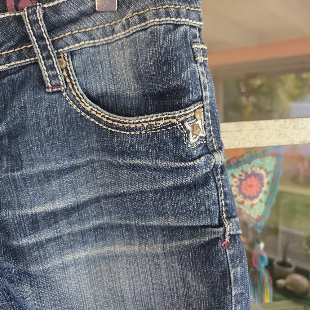 Hydraulic Bailey Low Rise Short 7/8 Dark Blue Jean Shorts with Embroidery